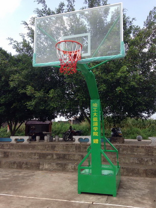 捐赠的篮球架 捐赠的篮球架